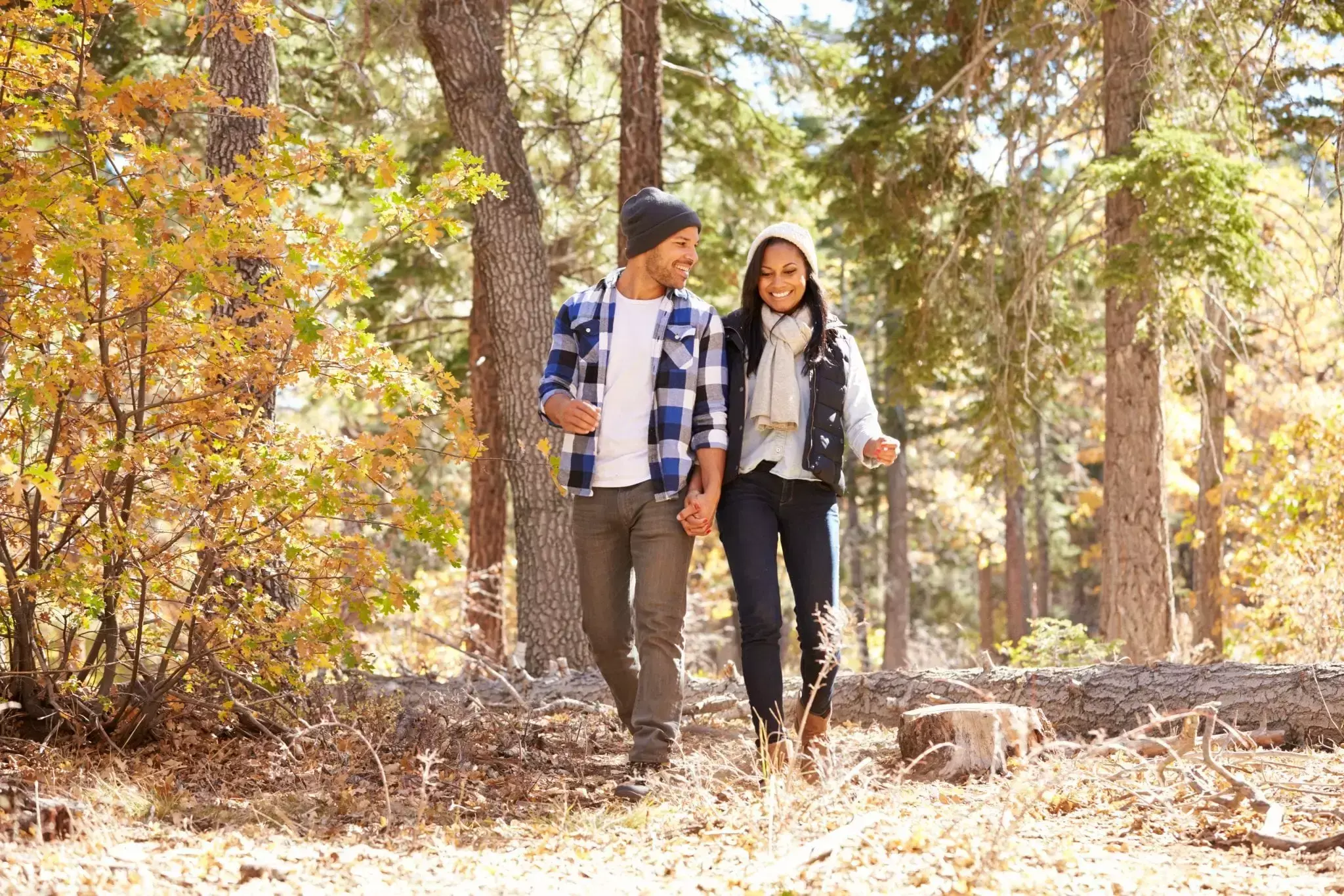 couple-fall-hike