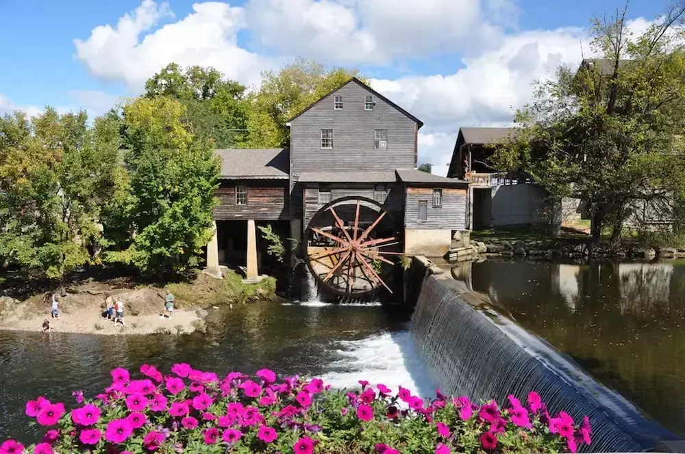 the-old-mill-in-pigeon-forge-with-springtime-flowers