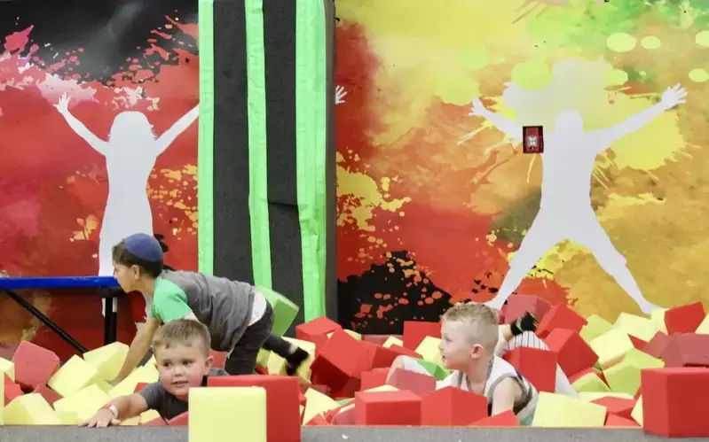 kids-in-foam-pit